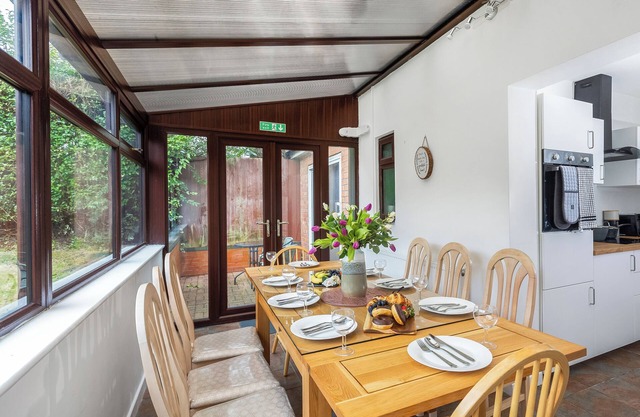 6 bedroom accommodation in Leicester