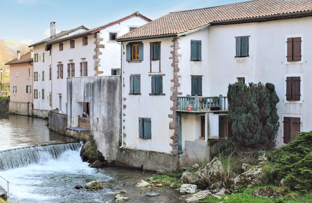 6 bedroom awesome home in Aldudes