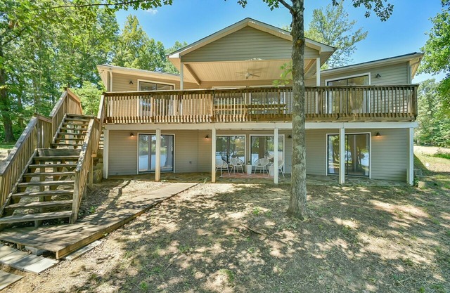 6 Bedrooms, Lakefront, Hot-Tub & Private Dock