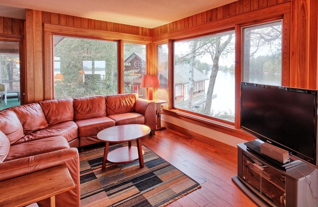 6 beds, 6 baths on a Point on Lake Muskoka! Hot tub, 2-slip boathouse!