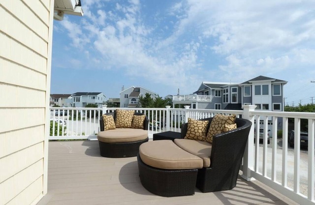 6 BR, Pool, Hot Tub and 5 min to Ocean