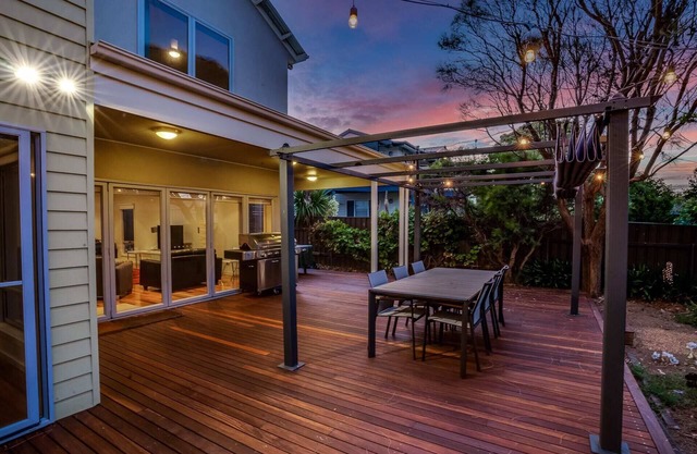 6 Bristow Smith Ave - Gorgeous as new executive home with WIFI!