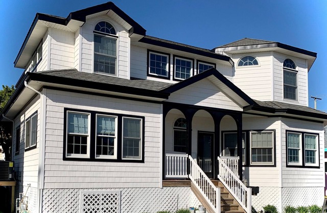 6 Houses from the Beach, Pool and hot tub, 5 bedrooms, 4.5 baths