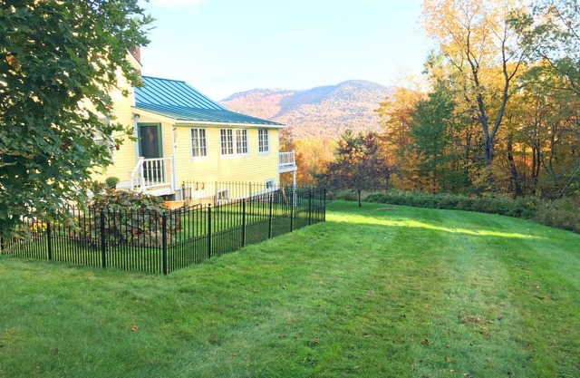 6 Minute Walk to Mountain Top Inn 4 BR, Sleeps 9-10, Pet Friendly, Views & Grill