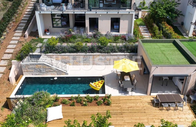 6 Minutes to the Beach! New Panoramic Sea View Villa, Pool, jacuzzi & Garden!