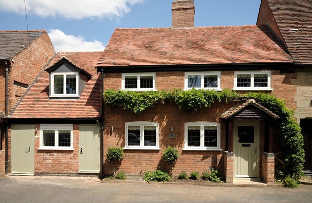 67 BRIDGE END, pet friendly, luxury holiday cottage in Warwick