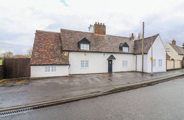 68 GREAT NORTH ROAD, pet friendly, with a garden in Eaton Socon
