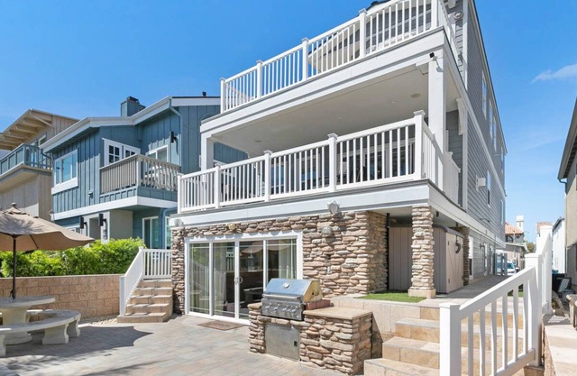 6BR. 4 HOUSES TO BEACH. ALL YOURS S. MISSION Beach