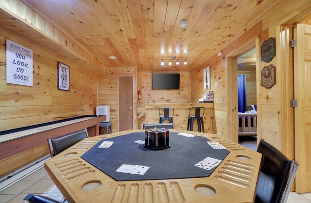 6BR Cabin w/Fire Pit, Game Room & Basketball