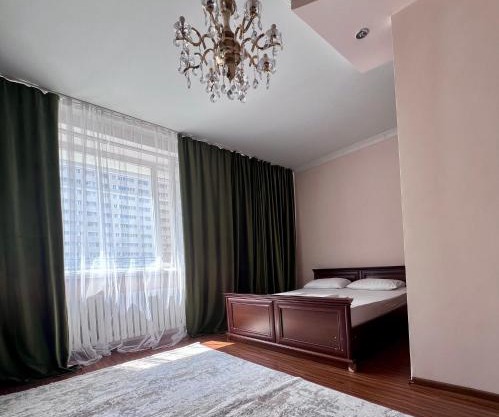 7 Очень теплая и уютная квартира возле Байтерека для 1-4 чел кровать и диван