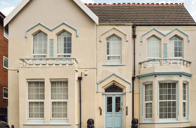 7 bedroom accommodation in Blackpool