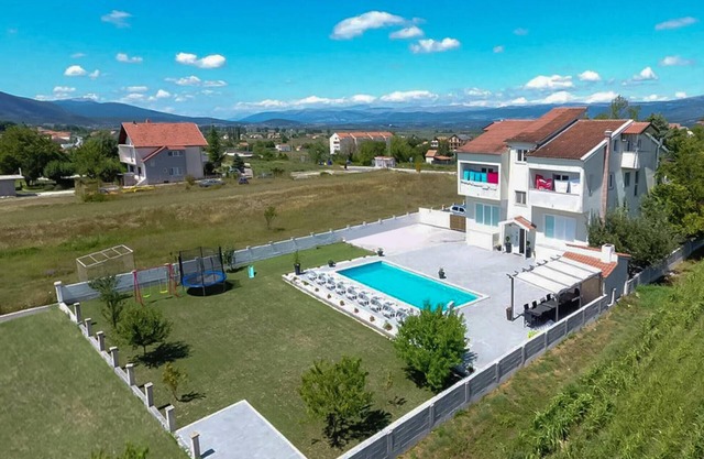 7 bedroom awesome home in Trilj