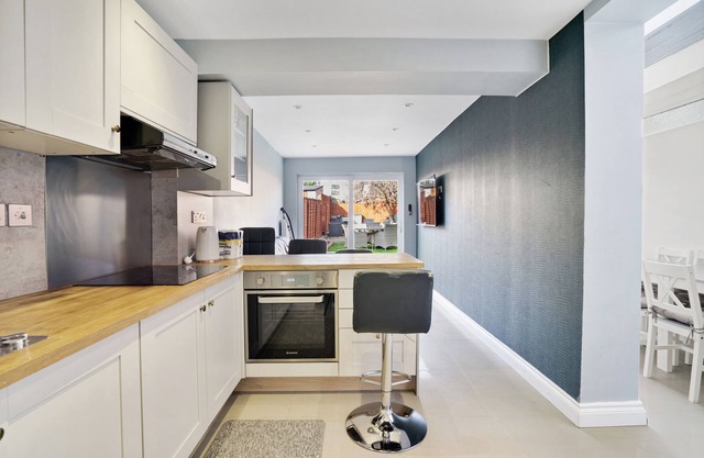 7 Bedroom house, garden, 3 Bathrooms, 10 minute walk Tube station