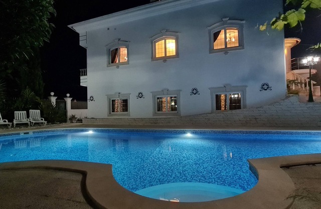 7 Bedroom Residence at Villa☆ (20-25 Guests) by Silver Village Residence