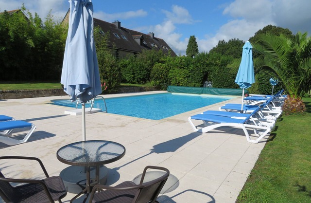 7 Cottages in 100 acres, heated pool. Near Pont Aven, Concarneau, beaches 15km