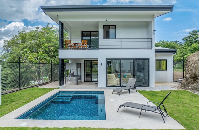 7 miles to Tamarindo beach/pool/Mountain view/private/pet friendly/all amenities