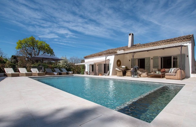 7 min walk from Valbonne village. Full AC & recently renovated, with pool.