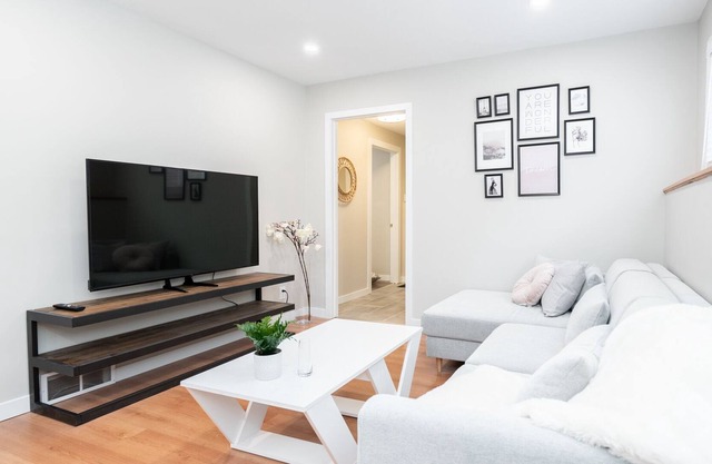 (7B) Modern and Spacious 2BR in Richmond West