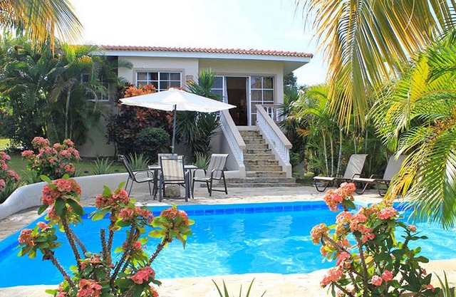7BD Visitor-friendly complex, 3 pools, sport courts, steps from beach/shops!