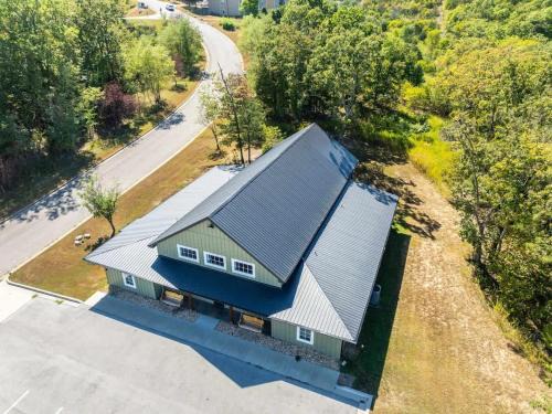 8-Bedroom Branson Retreat- Hot Tub & Porch Swings