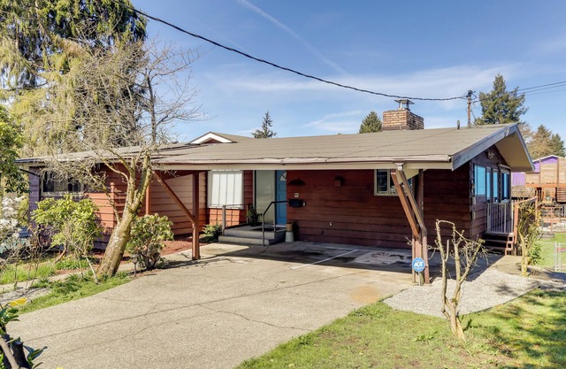 8 Mi to Downtown Seatlle: Pet-Friendly Home