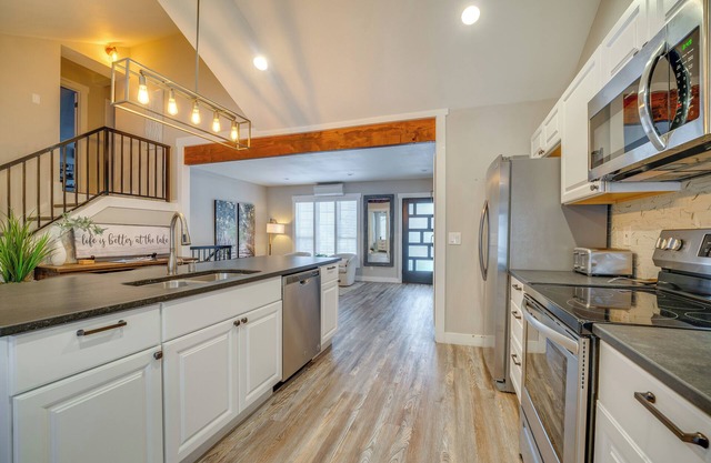 8 Mi to Echo Valley Ski Area: Home w/Hot Tub!