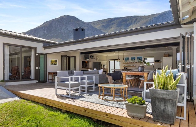 8 on Nivenia - Five Bedroom House, Sleeps 10