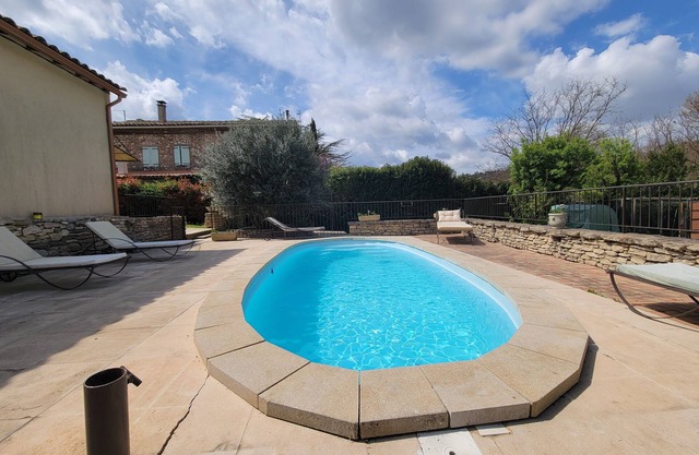 8-person house with pool and jacuzzi, 5 minutes from apt.