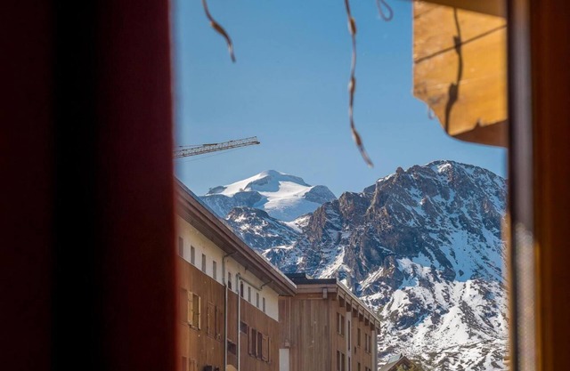 80m from ski slopes, 2nd floor, fitness, balcony, fireplace or stove, tv, ski locker, 90m², Tignes
