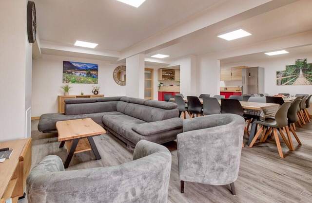 80m from the slopes, great flat for 15