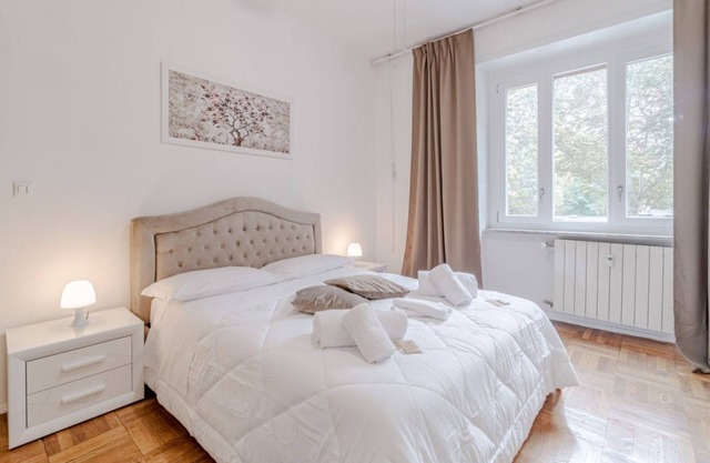 85 sqm apartment for 6 people, located on the first floor of a building with an elevator (not suitable for people with disabilities). It features two balconies and is situated in a very quiet neighborhood, just steps from Parco Dora, full of greenery, bi