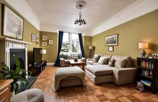 8b Howard Place - a townhouse that sleeps 6 guests in 3 bedrooms