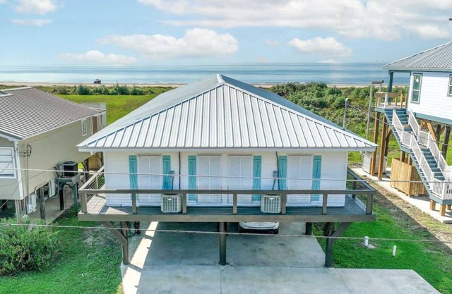 8BR Beachfront w/ Huge Deck | Walk to Sand + Kayak