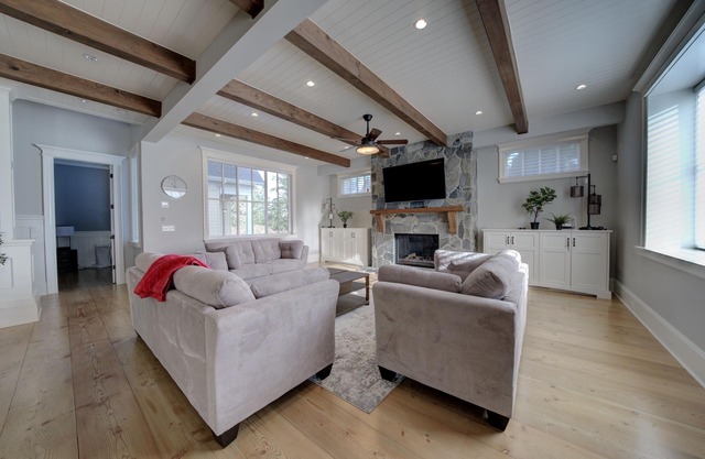 9 bdrm home, sleeps 26 w/hot tub/gym/theatre/bar