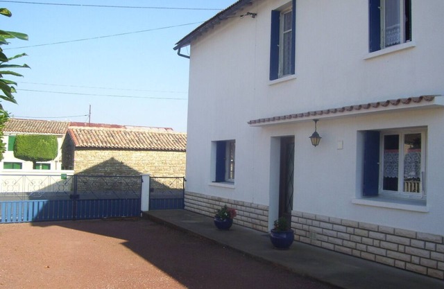 9 Guests - Pet Friendly in rural West France