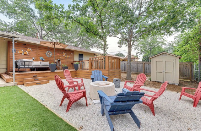 9 Mi to Downtown: Home w/Deck in San Antonio