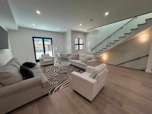 906 Brand new townhome sleeps 10