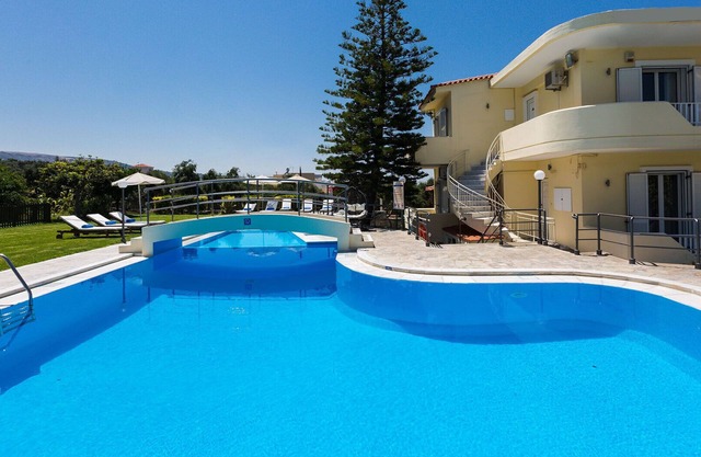 90m2 Pool, Pool, basket, playground, soccer, volley and more!
