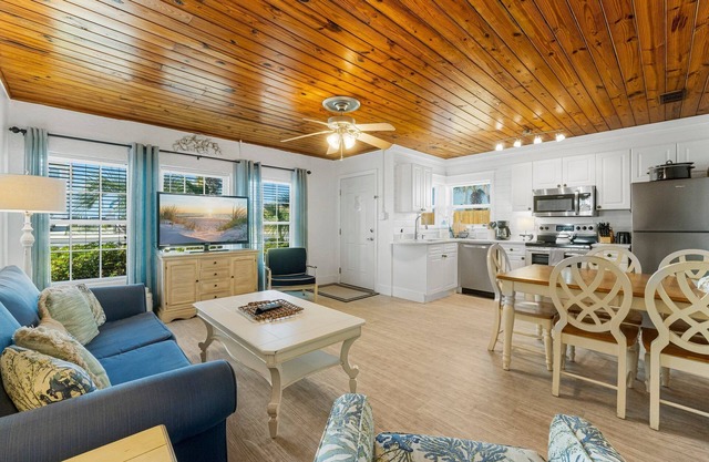 $98/Night Now thru 19th!~ Quiet Laguna Beach ~Directly Across Street-30ft from Perfect Beach Access #83