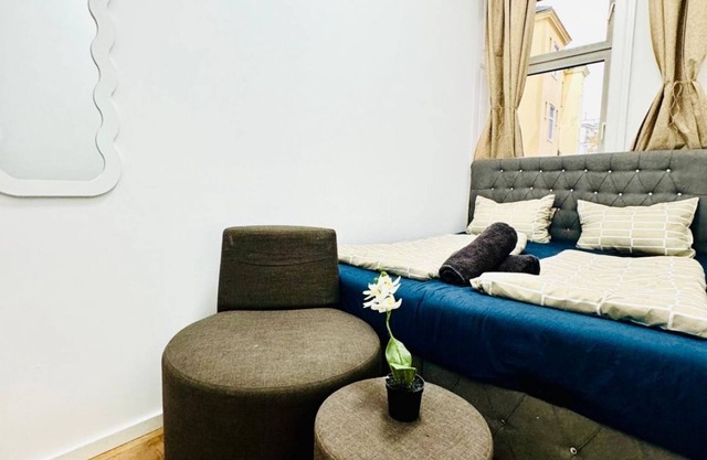 9BR Apartment for 18P, 12-Min Walk to Augarten