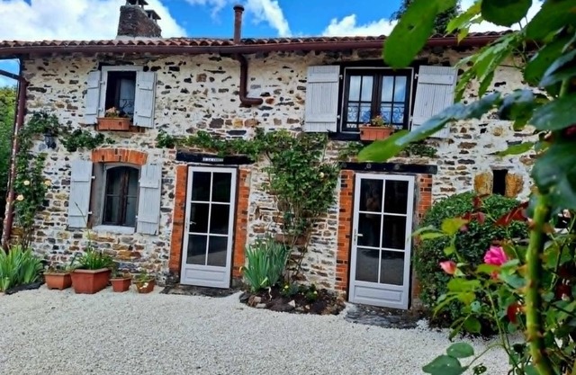 A beautifully restored barn with private wood fired hot tub . Bussiere Poitevine
