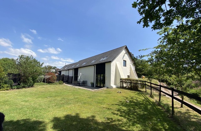 A beautiful converted 400-year-old threshing barn. Pet-friendly.