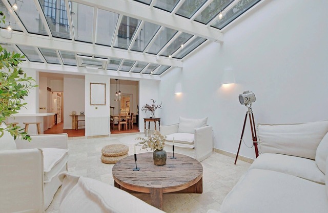 A Breathtaking 2-BR/1Ba - Gobelins