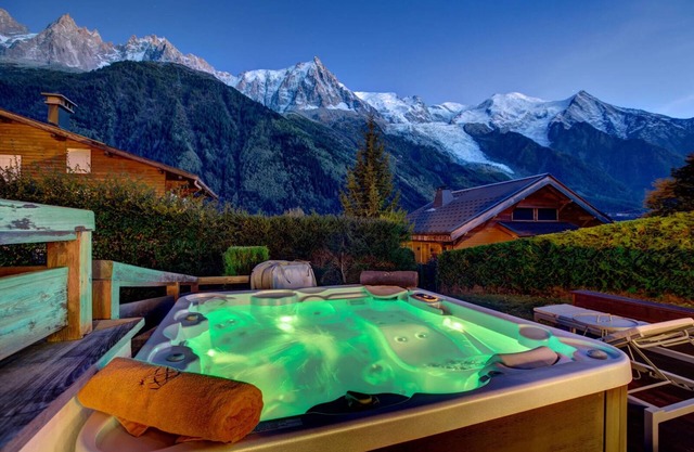 A Chamonix beauty with Private Deck & Jaccuzi with Mesmerizing Mont Blanc Views
