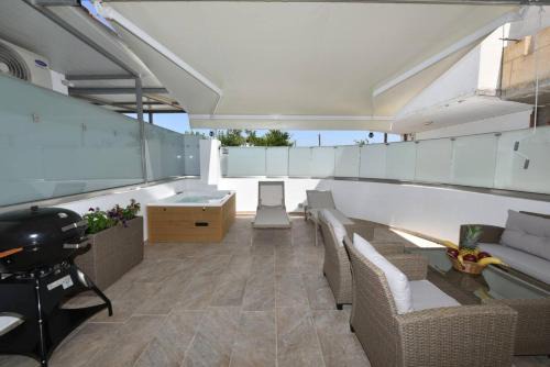 A comfy studio with hot tub