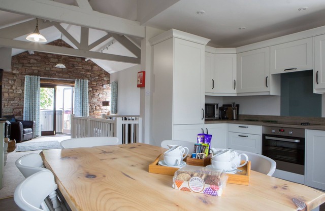 A cottage that sleeps 4 guests in 2 bedrooms