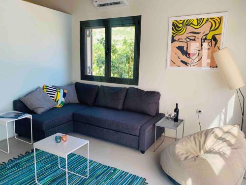 A designed loft studio a minute walk to the beach