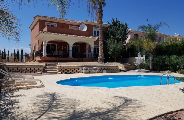 A detached 5 bedroom villa with mature gardens and pool in Alicante