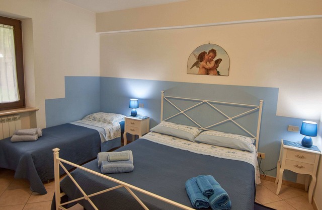 A few minutes from Assisi, apartment for 2 or 3 people with outdoor pool