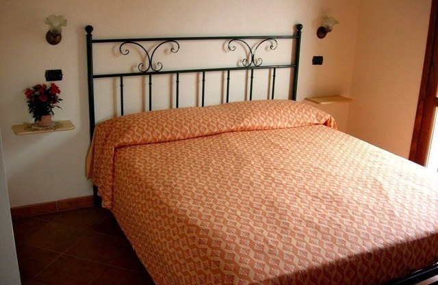 A few minutes from the sea and Tropea, small one-bedroom apartment in farmhouse residence